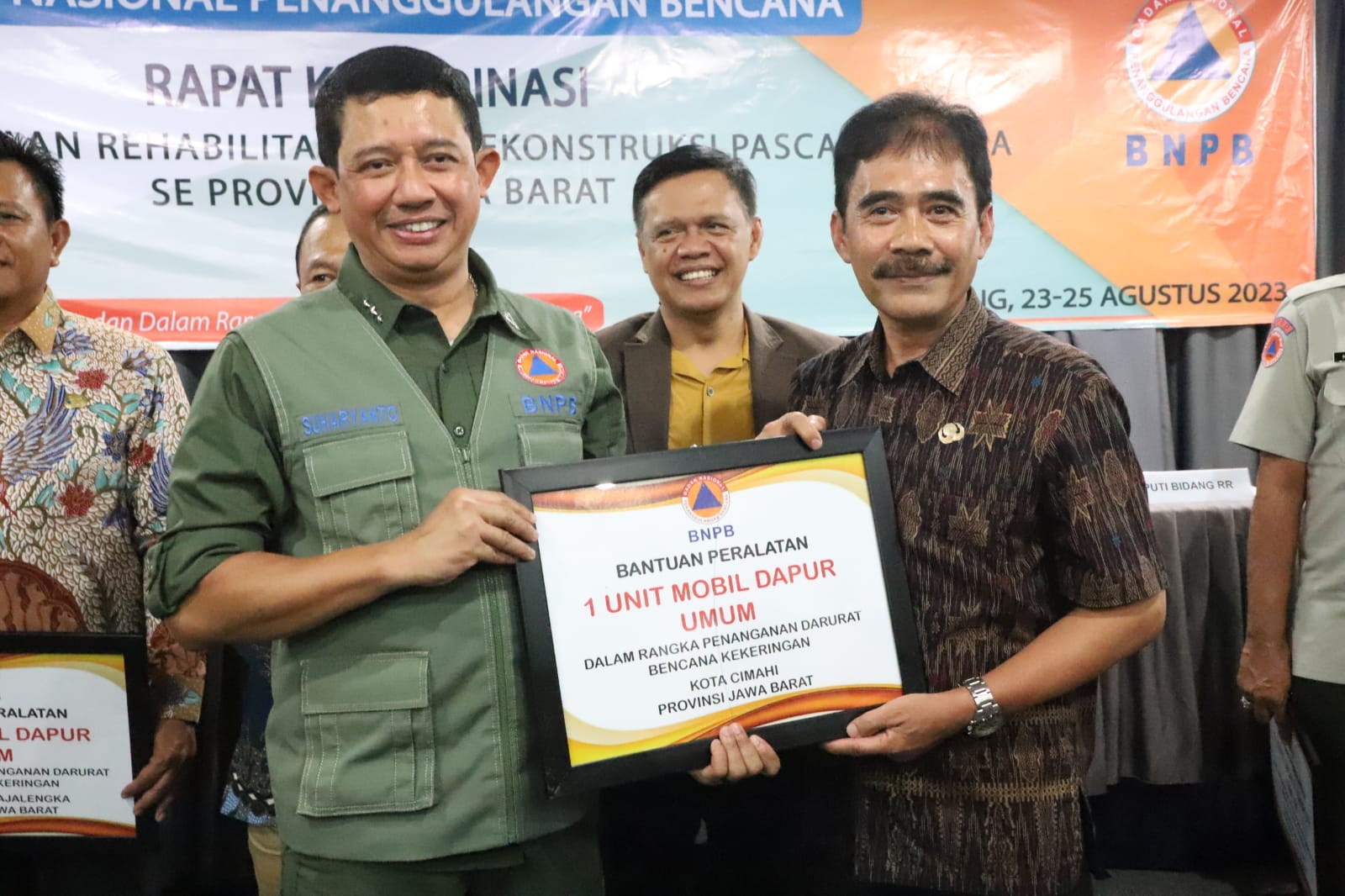 Kepala BNPB Letjen TNI Suharyanto (rompi hijau kemeja hijau) secara simbolis memberikan bantuan dukungan operasional penanganan darurat bencana saat Rapat Koordinasi Penyelenggaraan Rehabilitasi dan Rekonstruksi wilayah Provinsi Jawa Barat di Kabupaten Subang, Jawa Barat, pada Kamis (24/8).